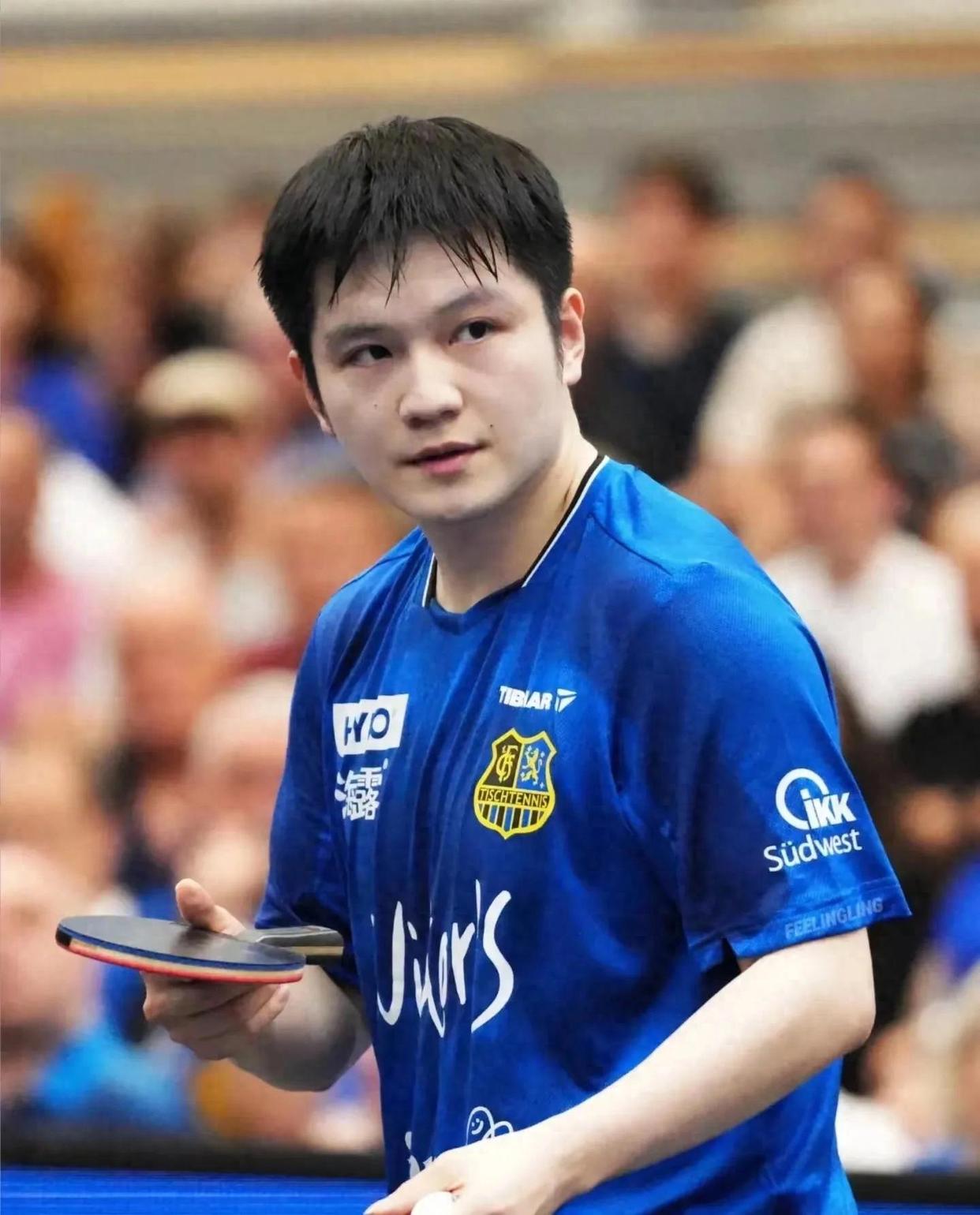 球队在比赛中面临困境,最终逆袭取得胜利英语