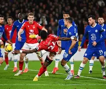 足球队员表现出色,连续三场比赛保持不败的状态